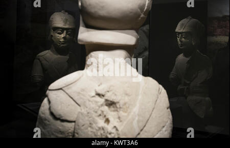 Jaen, Spagna - Dicembre 29th, 2017: guerriero con armatura doppia al Museo iberica di Jaen. Fronte e retro su riflessioni di vetro Foto Stock