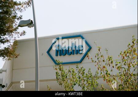 Logo su esterno dell'edificio presso la Silicon Valley e sede della società farmaceutica Roche, Santa Clara, California, 17 August 2017. Foto Stock