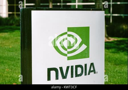 Vista dettagliata del digital signage con logo per computer grafica produttore hardware Nvidia presso la società della Silicon Valley, sede di Santa Clara, California, 17 August 2017. Foto Stock