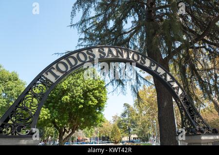 Segnaletica per Todos Santos Plaza, un parco pubblico e il punto focale dell'area del centro cittadino di concordia, California, 8 settembre 2017. Foto Stock