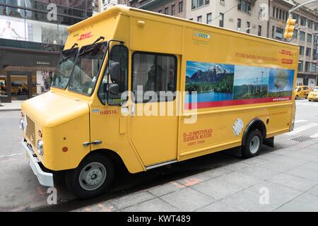 Giallo carrello di consegna per la consegna di pacchi servizio DHL parcheggiato a Manhattan, New York New York, 14 settembre 2017. Foto Stock