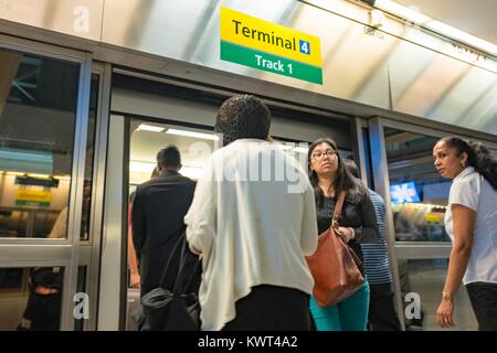 I passeggeri a bordo del Airtrain tra i terminali a tarda notte a John F Kennedy International Airport (JFK), Queens, a New York, 13 settembre 2017. Foto Stock