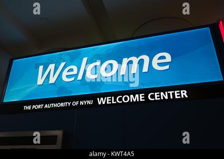 Digital Signage per la Port Authority di New York e New Jersey, centro di accoglienza presso la John F Kennedy International Airport (JFK) nel Queens, a New York, 13 settembre 2017. Foto Stock