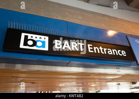 Ingresso a Bay Area Rapid Transit (BART) stazione di Walnut Creek, California, 13 settembre 2017. Foto Stock