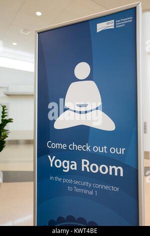 Segnaletica per una sala yoga e un unico aeroporto amenità all'Aeroporto Internazionale di San Francisco (SFO), San Francisco, California, 13 settembre 2017. Foto Stock