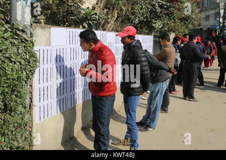 Milioni di nepalesi sono il voto in seconda fase dei parlamentari & assemblea provinciale elezioni in due fasi il 26 novembre e il 7 dicembre 2017. Foto Stock