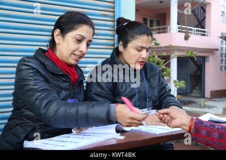 Milioni di nepalesi sono il voto in seconda fase dei parlamentari & assemblea provinciale elezioni in due fasi il 26 novembre e il 7 dicembre 2017. Foto Stock