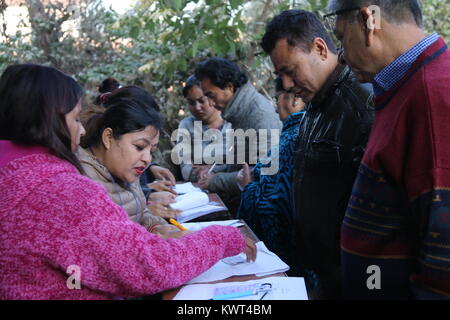 Milioni di nepalesi sono il voto in seconda fase dei parlamentari & assemblea provinciale elezioni in due fasi il 26 novembre e il 7 dicembre 2017. Foto Stock