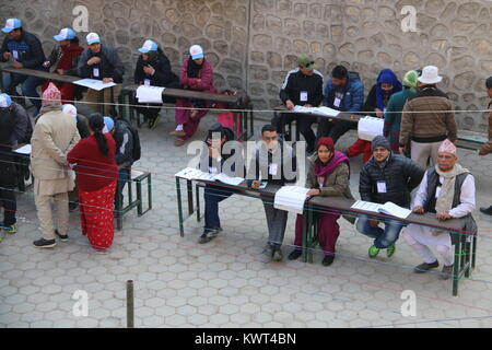 Milioni di nepalesi sono il voto in seconda fase dei parlamentari & assemblea provinciale elezioni in due fasi il 26 novembre e il 7 dicembre 2017. Foto Stock