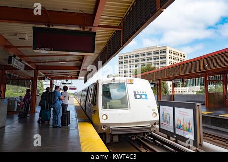 Un treno arriva e preparare i passeggeri a bordo a Walnut Creek, California stazione della Bay Area Rapid Transit (BART) Sistema ferroviario leggero, 13 settembre 2017. Foto Stock