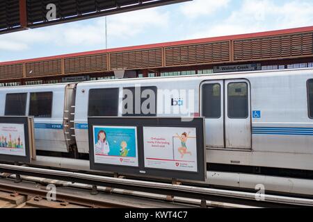 Un treno BART si avvicina alla piattaforma e si prepara a caricare i passeggeri al Walnut Creek, California stazione della Bay Area Rapid Transit (BART) Sistema ferroviario leggero, 13 settembre 2017. Foto Stock