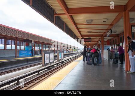 I piloti di linea e attendere per un treno per San Francisco all'Walnut Creek, California stazione della Bay Area Rapid Transit (BART) Sistema ferroviario leggero, 13 settembre 2017. Foto Stock