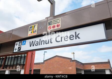 Segno per il Walnut Creek, California stazione della Bay Area Rapid Transit (BART) Sistema ferroviario leggero, 13 settembre 2017. Foto Stock