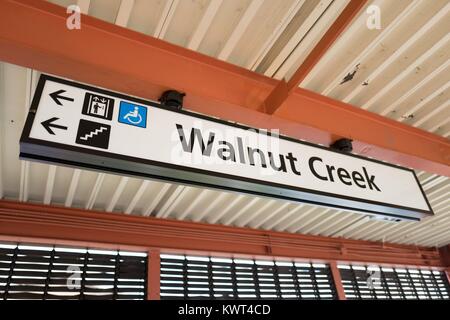 Digital Signage per la Walnut Creek, California stazione della Bay Area Rapid Transit (BART) Sistema ferroviario leggero, 13 settembre 2017. Foto Stock