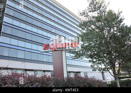 Segno con il logo e una porzione dell'edificio principale sono visibili presso la sede del Credit Bureau Equifax in downtown Atlanta, Georgia, 20 settembre 2017. Nel settembre del 2017, una violazione dei dati a Equifax esposte le informazioni personali di migliaia di clienti. Foto Stock