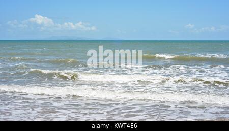 Piccole onde a laminazione a una spiaggia con un cielo azzurro, Bagal spiaggia vicino a Townsville, Queensland, Australia Foto Stock