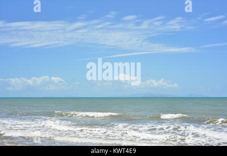 Piccole onde a laminazione a una spiaggia con un cielo azzurro, Bagal spiaggia vicino a Townsville, Queensland, Australia Foto Stock