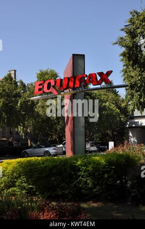 Segno con il logo e una porzione dell'edificio principale sono visibili presso la sede del Credit Bureau Equifax in downtown Atlanta, Georgia, 20 settembre 2017. Nel settembre del 2017, una violazione dei dati a Equifax esposte le informazioni personali di migliaia di clienti. Foto Stock