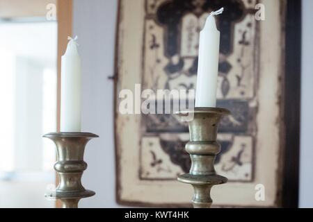 Close-up di metallo candelieri e candele, utilizzati per la celebrazione di festività ebraiche compresi Rosh Hashanah e Pasqua, nonché nell'osservazione settimanale di shabbat (sabato), 20 settembre 2017. Foto Stock