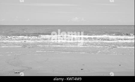 Un telecomando tropical spiaggia deserta, Balgal Beach, Queensland, Australia Foto Stock