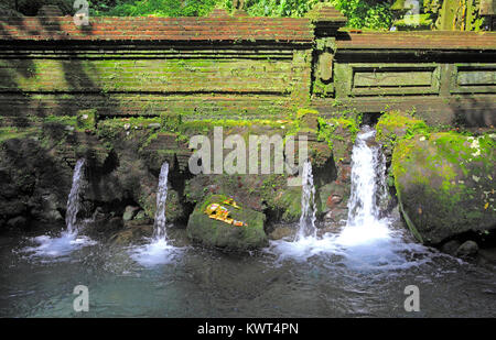 Pura Mengening, Bali, Indonesia è un santo tempio di acqua a Tampaksiring, nei pressi di Ubud. Bali, Indonesia Foto Stock