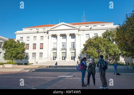 Gli studenti si riuniscono in un gruppo al di fuori Sproul Hall, l'edificio amministrativo a UC Berkeley di Berkeley, in California, che è noto per essere l'epicentro di una varietà di protesta politica movimenti, tra cui la Free Speech Movement, occupano Berkeley, e sessanta proteste contro la guerra del Vietnam, Ottobre 6, 2017. () Foto Stock