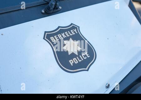 Close-up di logo per la polizia di Berkeley su un veicolo di polizia a Martin Luther King Jr Civic Center Park di Berkeley, in California, il 6 ottobre 2017. () Foto Stock