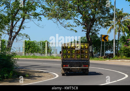 Yogyakarta, Indonesia - Apr 14, 2016. Un carrello che corre su strada a Yogyakarta, Indonesia. Yogyakarta (Jogja) è una città sull'isola di Java noto per esso Foto Stock