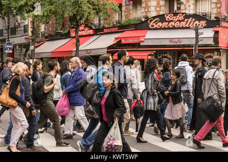 Francia, Parigi, Crosswalk con persone che attraversano la strada in direzioni opposte. Foto Stock