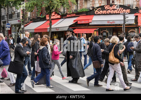 Francia, Parigi, Crosswalk con persone che attraversano la strada in direzioni opposte. Foto Stock