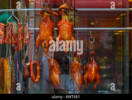 Arrosto di anatre appeso di fronte ad un ristorante cinese in una strada di Yokohama Chinatown Foto Stock