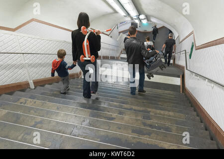 Francia, Parigi, Famiglia di discesa delle scale nella stazione della metropolitana Foto Stock