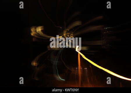 Sentieri di luce di edificio e pali del telegrafo sulla Gold Coast Street Foto Stock