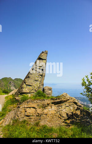 Di forma triangolare rock in Beigua Geoparco nazionale, Liguria , Italia Foto Stock