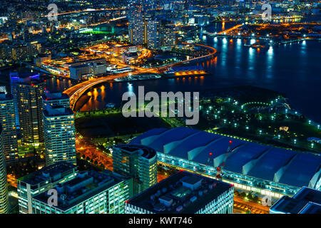 Area di Minatomirai in Twilight YOKOHAMA, Giappone - 24 novembre 2015: Minato Mirai 21 è un seasi Foto Stock