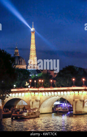 Torre Eiffel, Institut de France, Senna, Pont Neuf, Parigi, Francia Foto Stock