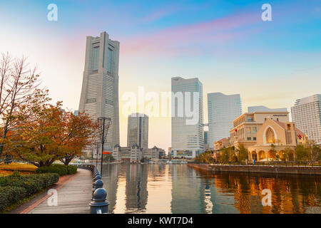 Area di Minatomirai con grattacieli di sera YOKOHAMA, Giappone - 24 novembre 2015: Minato Foto Stock