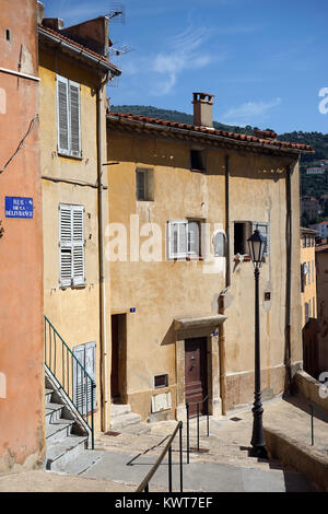 GRASSE, Francia - CIRCA IL LUGLIO 2015 Street nella città vecchia Foto Stock