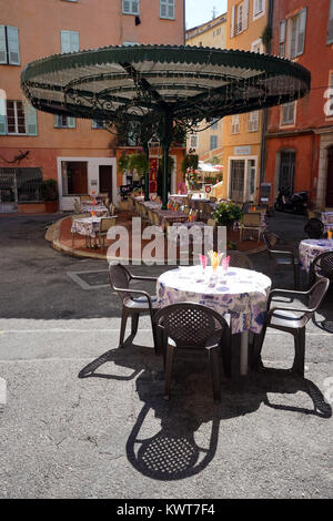 GRASSE, Francia - CIRCA IL LUGLIO 2015 Open air cafè sulla piccola piazza di città vecchia Foto Stock