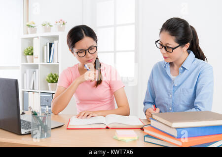 Piuttosto la bellezza studentessa sentirsi confuso quando ella lo studio a casa con personale famiglia tutor e fare scuola compiti a casa. Foto Stock