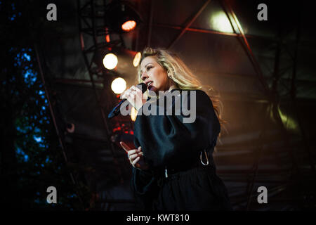 Danimarca, Skanderborg - Agosto 11, 2017. Il cantante inglese e cantautore Ellie Goulding esegue un concerto dal vivo durante la musica danese SmukFest festival 2017. Foto Stock