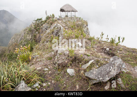 Un rifugio su di un picco per gli escursionisti nel Santuario Storico di Machu Picchu, Perù. Foto Stock