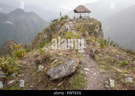 Un rifugio su di un picco per gli escursionisti nel Santuario Storico di Machu Picchu, Perù. Foto Stock