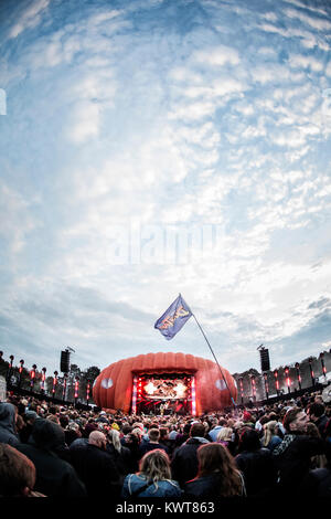 L'atmosfera del festival è ogni anno incredibile a Roskilde Festival in Danimarca come qui di fronte alla stadio Apollo-Countdown. Danimarca 2013. Foto Stock