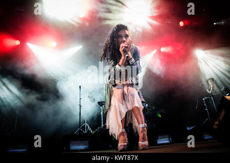 Il cantante britannico, compositore e produttore musicale Tahliah Debrett Barnet è meglio noto con il suo nome di fase FKA ramoscelli e qui esegue un concerto dal vivo presso il Danish music festival Northside 2015 di Aarhus. Danimarca, 12/06 2015. Foto Stock