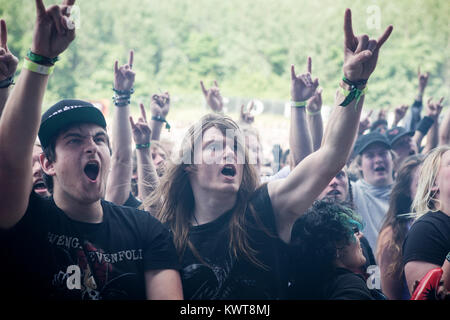 Entusiastico heavy metal tifosi go crazy a Copenhell heavy metal festival a Copenhagen. Qui essi headbang e mostrare la "Devil's sign" in un concerto con la danese heavy metal band mercenario. Danimarca 12/06 2014. Foto Stock