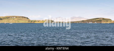 Le isole delle Ebridi di Kerrera e Mull si vede attraverso Oban Bay da Oban in Argyll nel West Highlands della Scozia. Foto Stock