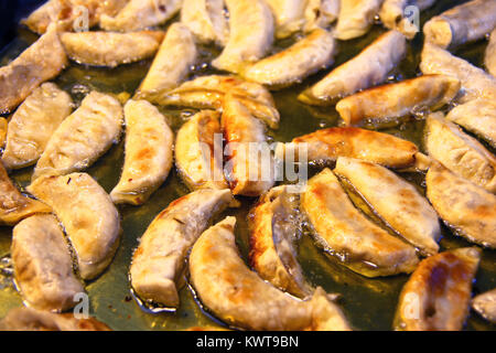 Pun Neung Sip o Pun Neung Clip, asiatici gnocco fritto per la cottura di cibi da strada, Bangkok, Thailandia. Foto Stock