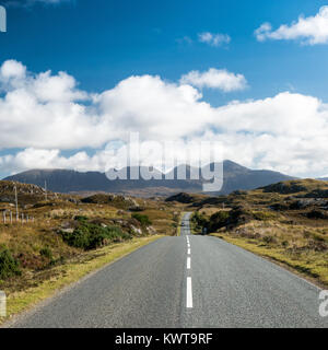 Montagna Quinag sorge nella distanza dietro la A837 road, parte della costa Nord 500 touring rotta in Assynt in remoto la contea di Sutherland nel Foto Stock