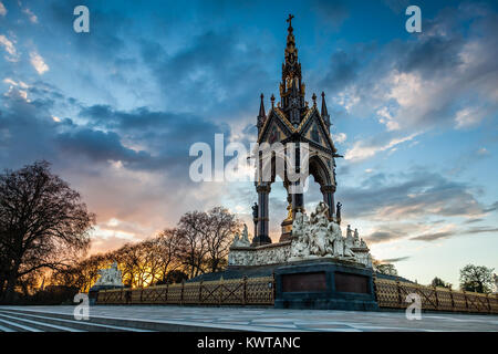 Il Prince Albert Memorial monumento in Kensington Gardens opposta a Hyde Park Foto Stock